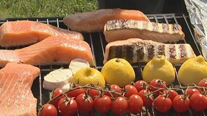 стейки из семги на гриле с чесноком и помидорами