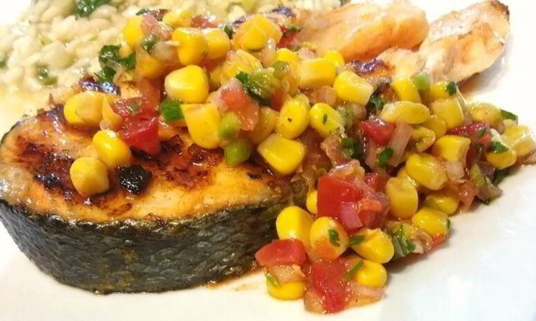 Рецепт стейки лосося с сальсой из кукурузы