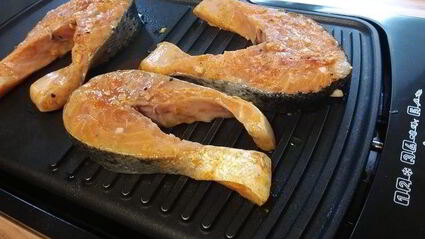 стейки лосося с сальсой из кукурузы