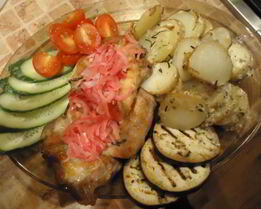 Стейки с картофелем по-деревенски, маринованным луком и овощами