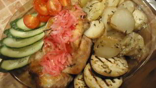 Стейки с картофелем по-деревенски, маринованным луком и овощами