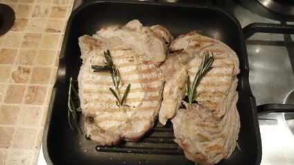 стейки с картофелем по-деревенски, маринованным луком и овощами