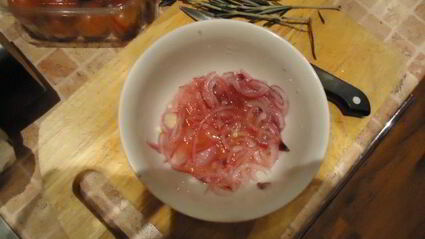 стейки с картофелем по-деревенски, маринованным луком и овощами