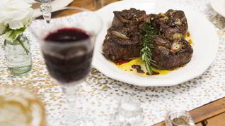 Стейки с жареным луком-шалот