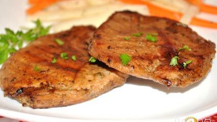 свиной стейк-гриль с ароматными травами