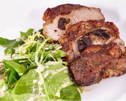 Свиной стейк со сливовой начинкой