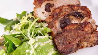 Свиной стейк со сливовой начинкой