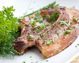 Свиной стейк в маринаде из зеленого чая