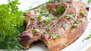Свиной стейк в маринаде из зеленого чая
