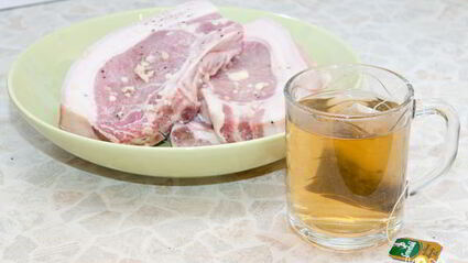 свиной стейк в маринаде из зеленого чая