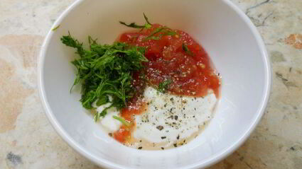 жареные стейки толстолоба со сметанно-томатным соусом