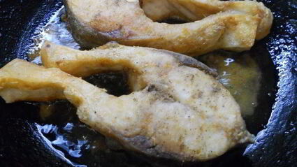 жареные стейки толстолоба со сметанно-томатным соусом