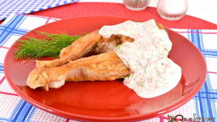 жареные стейки толстолоба со сметанно-томатным соусом