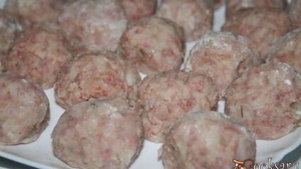 говяжьи тефтели с жареным луком