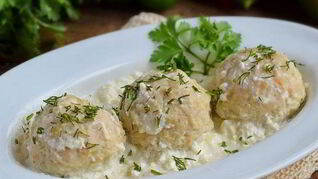 Куриные тефтельки под сметанным соусом