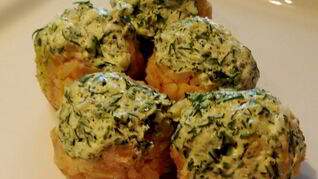 Легкие куриные тефтели на пару со сметанно-чесночным соусом