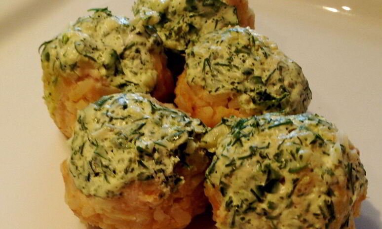 Рецепт легкие куриные тефтели на пару со сметанно-чесночным соусом