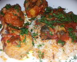 Рыбные тефтели в томатном соусе с рисом