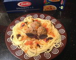 Спагетти с тефтельками с кедровыми орешками