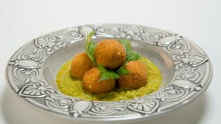 Тефтели из сельдерея с овощным соусом