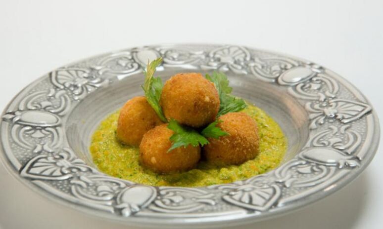 Рецепт тефтели из сельдерея с овощным соусом