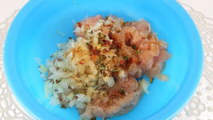 тефтели из свинины и курицы в панировке из манки в сметанном соусе