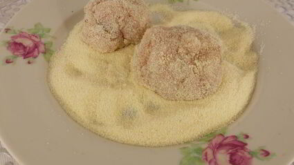 тефтели из свинины и курицы в панировке из манки в сметанном соусе