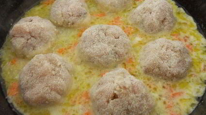 тефтели из свинины и курицы в панировке из манки в сметанном соусе