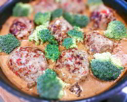 Тефтели охотничьи в грибном соусе