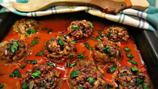 Тефтели с грибами в томатном соусе