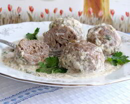 Тефтели с кедровыми орешками в сливочном соусе