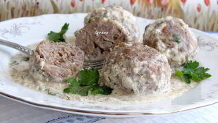 Тефтели с кедровыми орешками в сливочном соусе