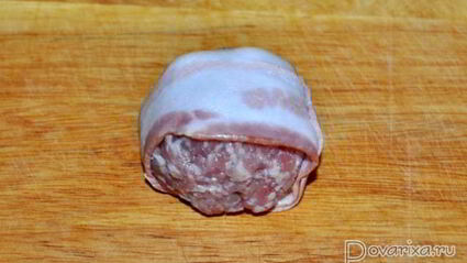 тефтели с маслинами, запеченные в беконе