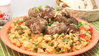 Тефтели с рисом и овощами