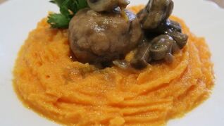 Тефтели с тыквенным пюре под грибным соусом