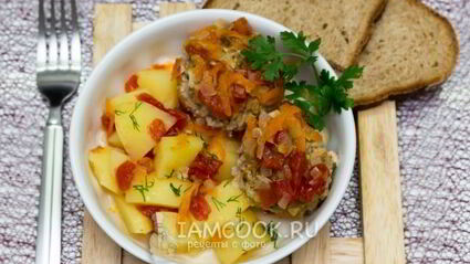 тефтели, тушенные с картофелем