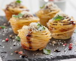 Тефтели в гнездах из спагетти