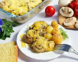 Тефтели в грибном соусе под сыром