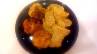 Тефтели в пикантном соусе, запеченые с картофелем