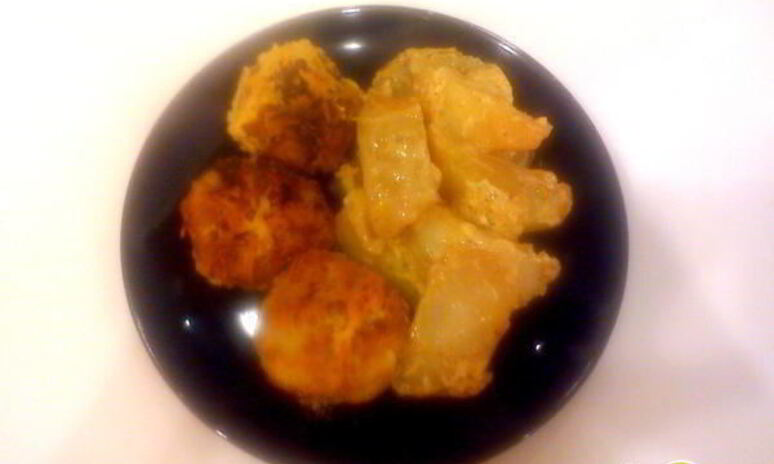 Рецепт тефтели в пикантном соусе, запеченые с картофелем