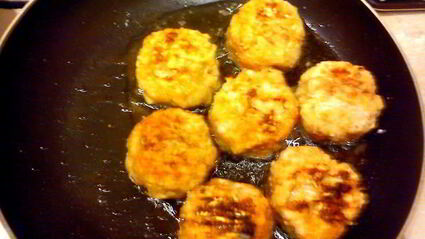 тефтели в пикантном соусе, запеченые с картофелем