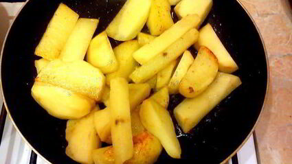 тефтели в пикантном соусе, запеченые с картофелем