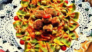 Тефтельки с трехцветной пастой и овощной подливой