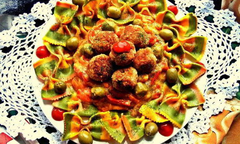 Рецепт тефтельки с трехцветной пастой и овощной подливой