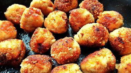 тефтельки с трехцветной пастой и овощной подливой