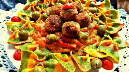 тефтельки с трехцветной пастой и овощной подливой