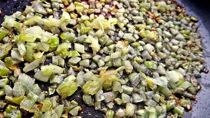 тефтельки с трехцветной пастой и овощной подливой