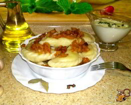 Домашние вареники со сметанно-чесночным соусом и шкварками