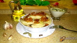 Домашние вареники со сметанно-чесночным соусом и шкварками