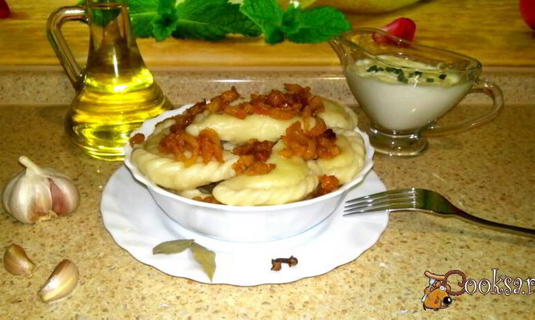 Рецепт домашние вареники со сметанно-чесночным соусом и шкварками